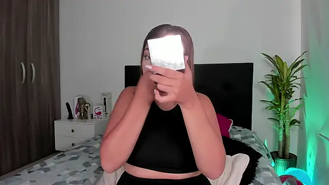 Snapshot of LaylaJewel chatting on February 17, 4:04 pm LaylaJewel online show from February 17, 4:04 pm