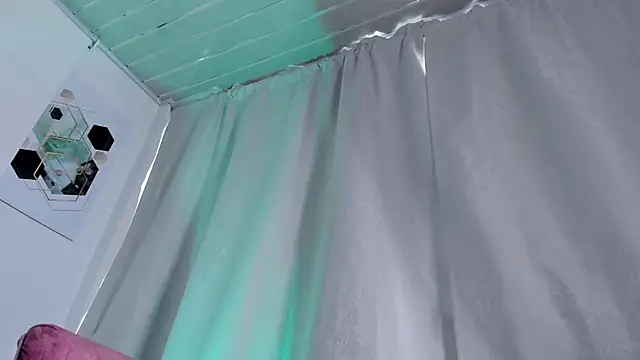 Snapshot of LaylaJewel chatting on January 5, 5:27 pm LaylaJewel online show from January 5, 5:27 pm