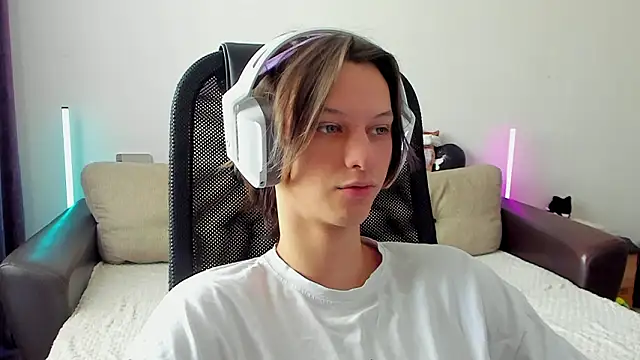 Snapshot of Ostin_meow chatting on February 13, 5:14 am Ostin meow online show from February 13, 5:14 am