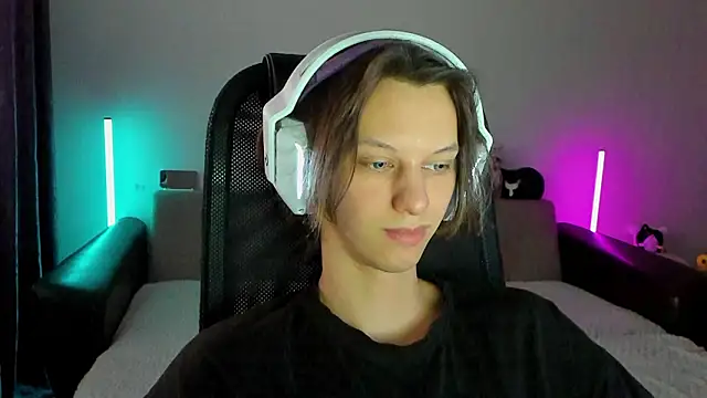 Snapshot of Ostin_meow chatting on February 15, 11:41 am Ostin meow online show from February 15, 11:41 am