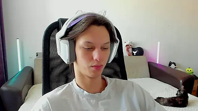 Snapshot of Ostin_meow chatting on February 16, 4:41 am Ostin meow online show from February 16, 4:41 am