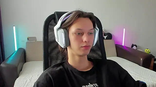 Snapshot of Ostin_meow chatting on February 17, 8:55 am Ostin meow online show from February 17, 8:55 am