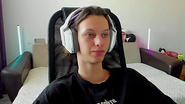 Snapshot of Ostin_meow chatting on February 20, 5:15 am Ostin meow online show from February 20, 5:15 am