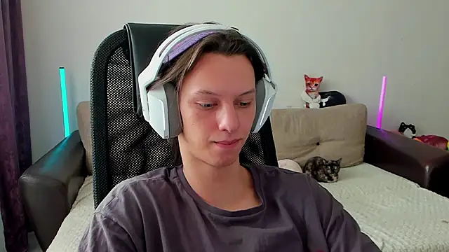 Snapshot of Ostin_meow chatting on February 21, 10:16 am Ostin meow online show from February 21, 10:16 am