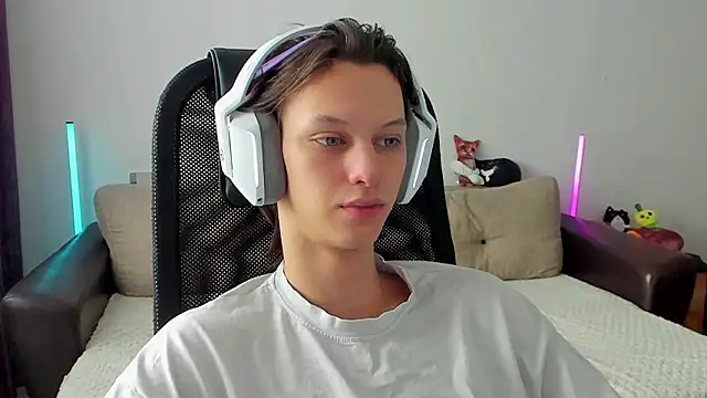 Snapshot of Ostin_meow chatting on February 22, 8:02 am Ostin meow online show from February 22, 8:02 am