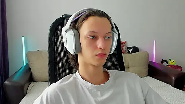 Snapshot of Ostin_meow chatting on February 23, 7:50 am Ostin meow online show from February 23, 7:50 am