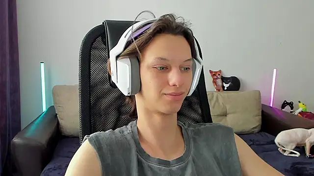 Snapshot of Ostin_meow chatting on February 27, 5:29 am Ostin meow online show from February 27, 5:29 am