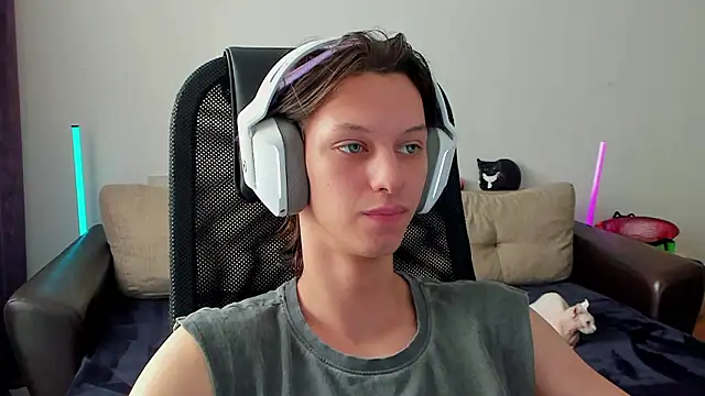 Snapshot of Ostin_meow chatting on March 1, 10:17 am Ostin meow online show from March 1, 10:17 am