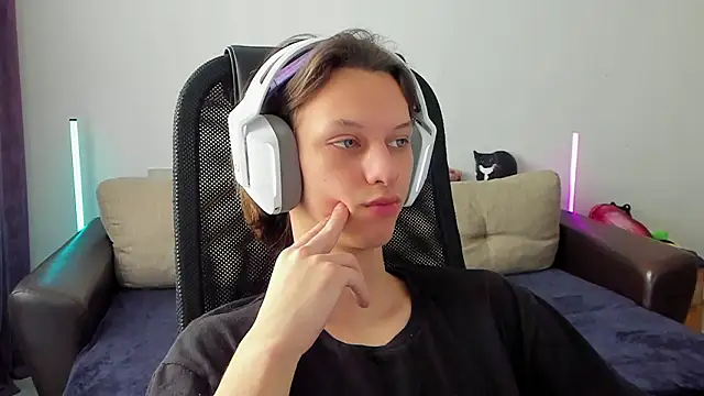 Snapshot of Ostin_meow chatting on March 2, 5:08 am Ostin meow online show from March 2, 5:08 am