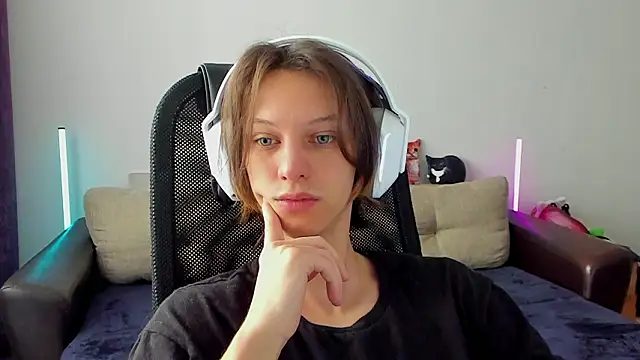 Snapshot of Ostin_meow chatting on March 3, 7:47 am Ostin meow online show from March 3, 7:47 am