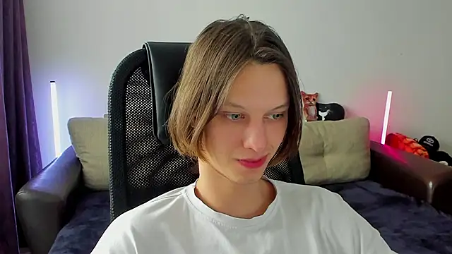 Snapshot of Ostin_meow chatting on March 16, 5:44 am Ostin meow online show from March 16, 5:44 am