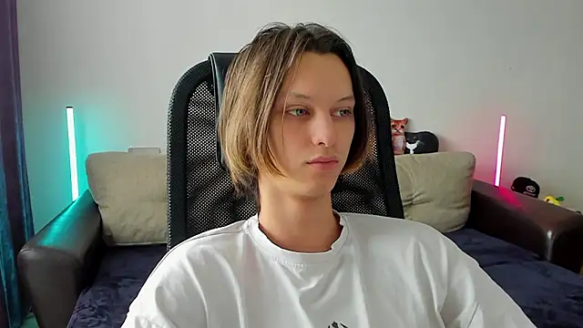 Snapshot of Ostin_meow chatting on March 24, 9:36 am Ostin meow online show from March 24, 9:36 am