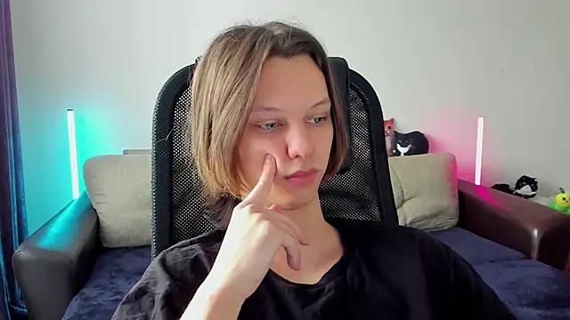 Snapshot of Ostin_meow chatting on April 5, 8:55 am Ostin meow online show from April 5, 8:55 am