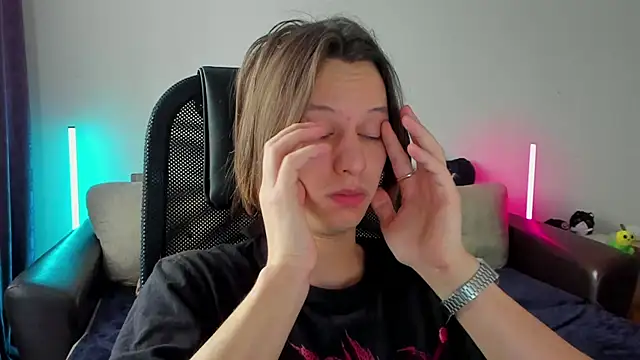 Snapshot of Ostin_meow chatting on April 6, 6:03 am Ostin meow online show from April 6, 6:03 am