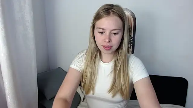 Snapshot of sofiaa_here chatting on July 23, 12:02 am sofiaa here online show from July 23, 12:02 am