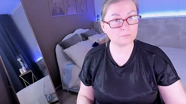 AlexandraKind online show from March 18, 8:45 pm