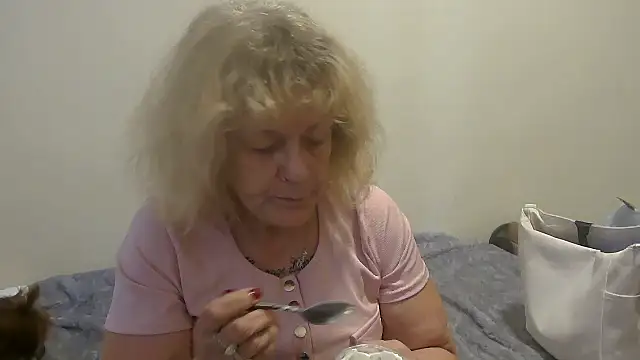 housewife shantie online show from September 27, 12:54 pm