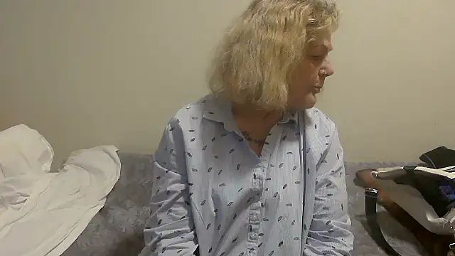 housewife shantie online show from September 30, 10:09 am