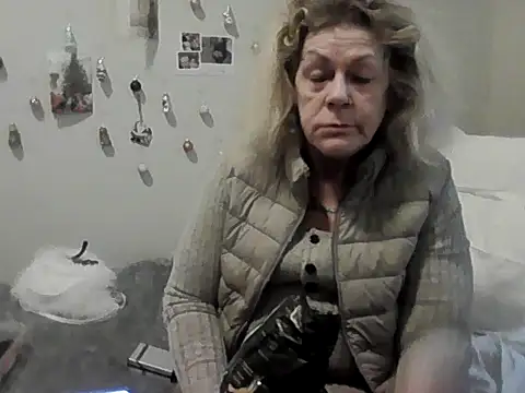 housewife shantie online show from December 1, 12:54 pm