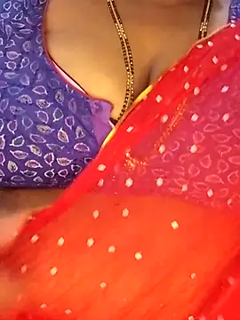 Snapshot of Sexy_Radhikaa chatting on November 25, 4:45 am Sexy Radhikaa online show from November 25, 4:45 am