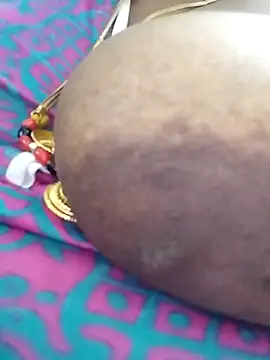 Snapshot of Sexy_Radhikaa chatting on December 4, 10:02 am Sexy Radhikaa online show from December 4, 10:02 am