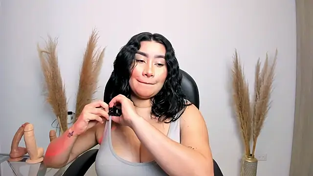 Snapshot of leylaclintonxx chatting on February 2, 10:17 pm leylaclintonxx online show from February 2, 10:17 pm