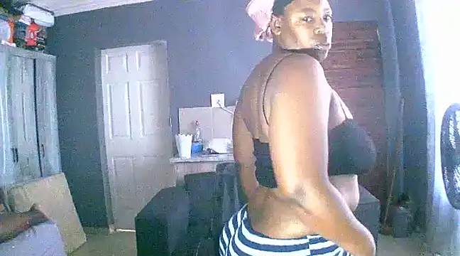 Snapshot of curvyloneah75 chatting on December 6, 6:04 am curvyloneah75 online show from December 6, 6:04 am