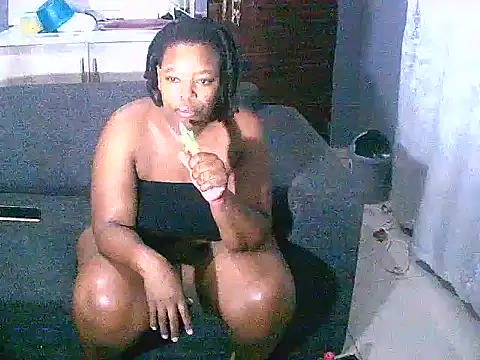 Snapshot of curvyloneah75 chatting on December 7, 7:10 pm curvyloneah75 online show from December 7, 7:10 pm