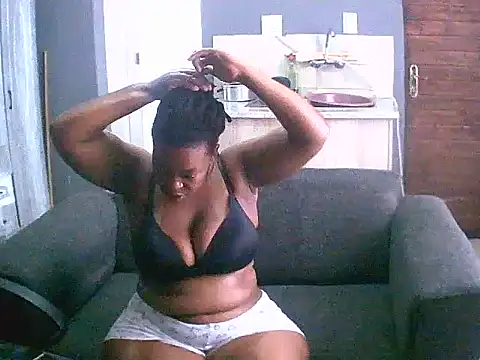 Snapshot of curvyloneah75 chatting on December 9, 7:39 am curvyloneah75 online show from December 9, 7:39 am