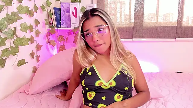 Snapshot of Annebull_ chatting on February 8, 8:32 pm Annebull online show from February 8, 8:32 pm