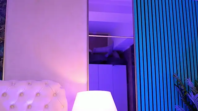 Snapshot of IsabelleHunt chatting on February 14, 5:51 am IsabelleHunt online show from February 14, 5:51 am
