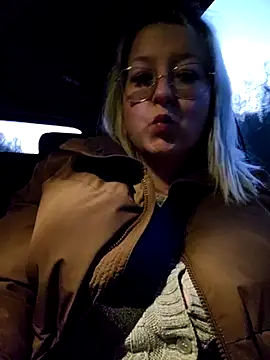 Lillyloo  online show from March 10, 5:50 pm