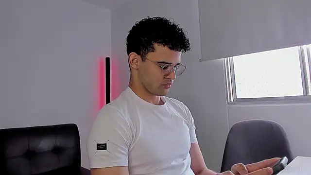 Snapshot of andrewChris_ chatting on September 30, 6:13 pm andrewChris online show from September 30, 6:13 pm