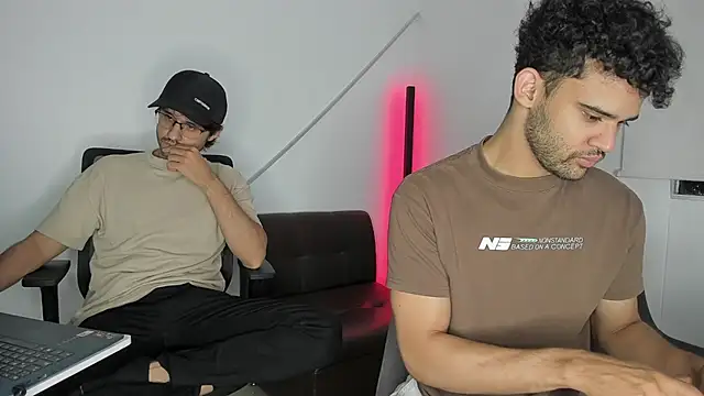 Snapshot of andrewChris_ chatting on October 9, 1:36 am andrewChris online show from October 9, 1:36 am