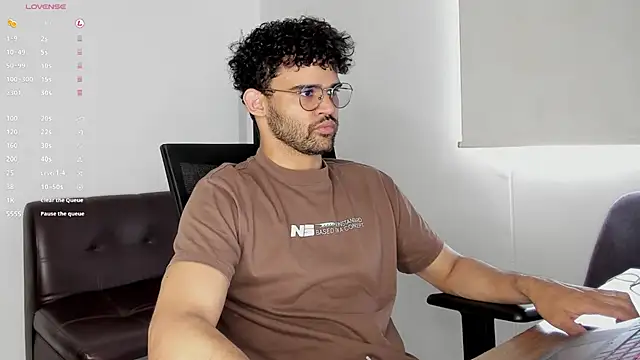 Snapshot of andrewChris_ chatting on October 27, 6:34 pm andrewChris online show from October 27, 6:34 pm