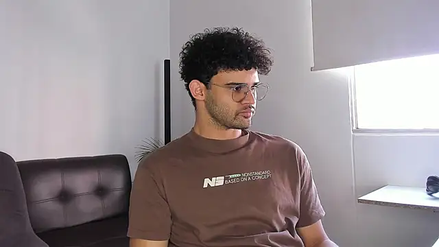 Snapshot of andrewChris_ chatting on November 5, 7:47 pm andrewChris online show from November 5, 7:47 pm