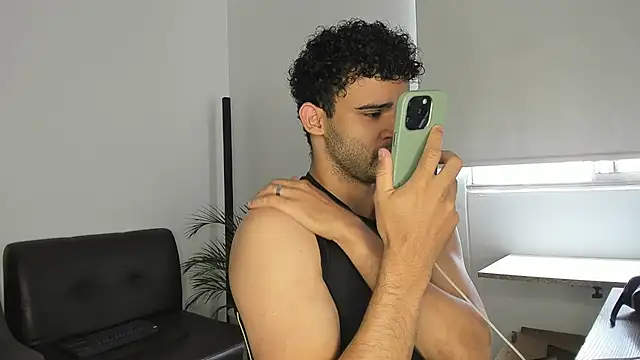 Snapshot of andrewChris_ chatting on November 6, 2:07 pm andrewChris online show from November 6, 2:07 pm