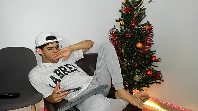 Snapshot of andrewChris_ chatting on November 27, 2:35 am andrewChris online show from November 27, 2:35 am