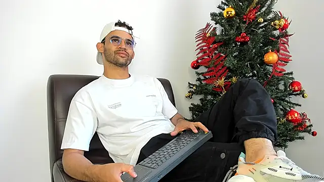 Snapshot of andrewChris_ chatting on November 30, 8:02 pm andrewChris online show from November 30, 8:02 pm