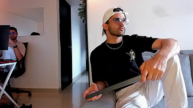 Snapshot of andrewChris_ chatting on December 15, 6:45 pm andrewChris online show from December 15, 6:45 pm