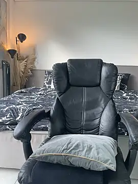 DimitriSullivan  online show from January 14, 1:06 pm