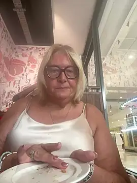 MoistCurveyChanel online show from July 29, 9:29 am