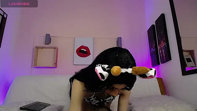Aniie Doll online show from February 3, 8:35 pm