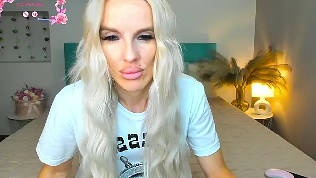 Snapshot of Lana_kitty__ chatting on September 10, 9:15 pm Lana kitty online show from September 10, 9:15 pm