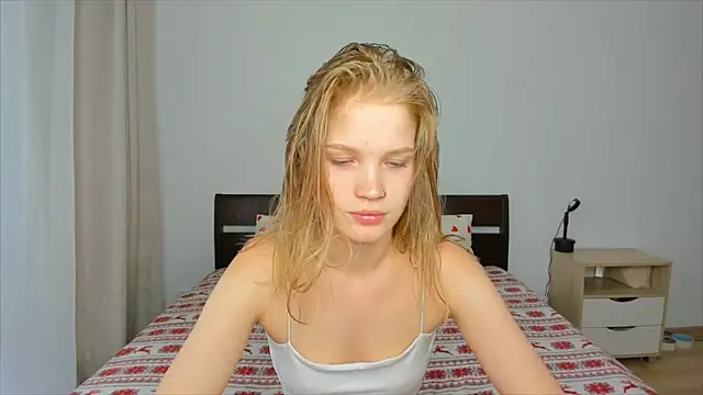 Snapshot of Xloe_Queen chatting on June 5, 6:31 am Xloe Queen online show from June 5, 6:31 am