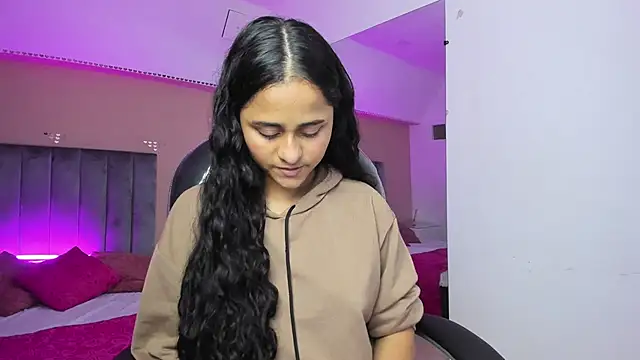 Giselle Roldan online show from June 7, 3:54 am
