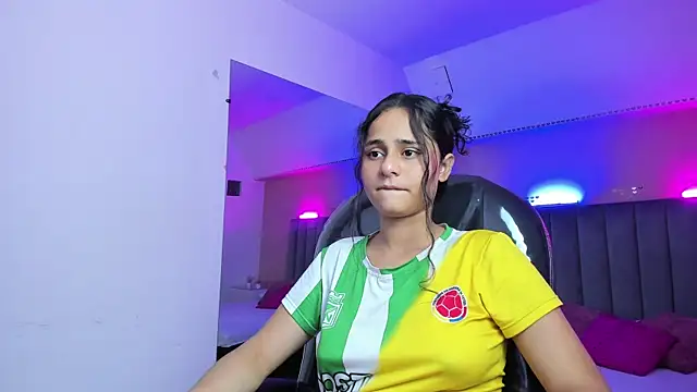 Giselle Roldan online show from June 18, 2:34 am