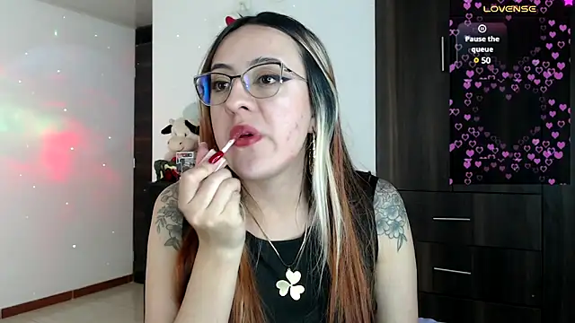 SarahXRusso online show from December 15, 4:40 am