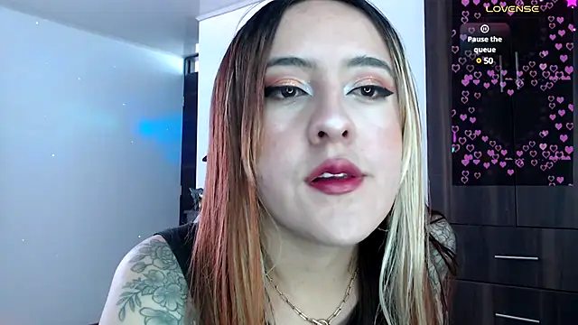 SarahXRusso online show from December 21, 4:14 pm