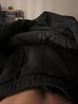 Snapshot of alixbg33 chatting on December 8, 9:02 am alixbg33 online show from December 8, 9:02 am